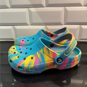 Crocs Kids' Classic Marbled Tie-Dye Clogs Size 2 J2 Digital Aqua/Multi